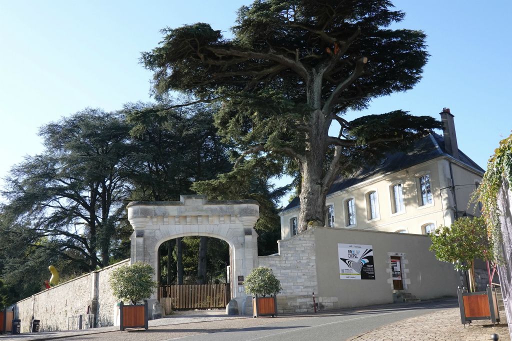 Entrée de l'ancien domaine du château médiéval devenu un restaurant haut de gamme